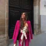 Rocío Osorno con traje rosa de Zara.