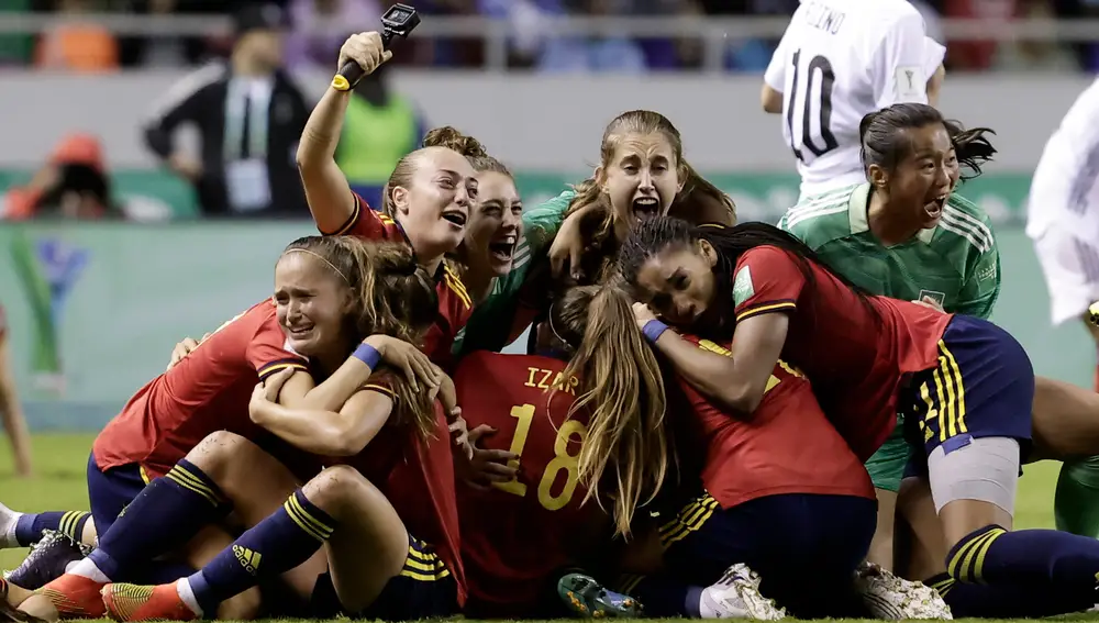 AMDEP6021. SAN JOSÉ (COSTA RICA), 28/08/2022.- Jugadoras de España celebran al ganar la Copa Mundial Femenina Sub-20 luego de vencer a Japón hoy, en el estadio Nacional en San José (Costa Rica). EFE/Jeffrey Arguedas