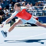 Carlos Alcaraz se estira para llegar a una bola en la primera ronda de Roland Garros
