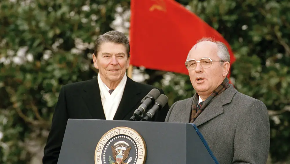 El líder soviético Mijail Gorbachov, a la derecha, y el presidente estadounidense Ronald Reagan hablan con la prensa en Washington, Estados Unidos, el martes 8 de diciembre de 1987