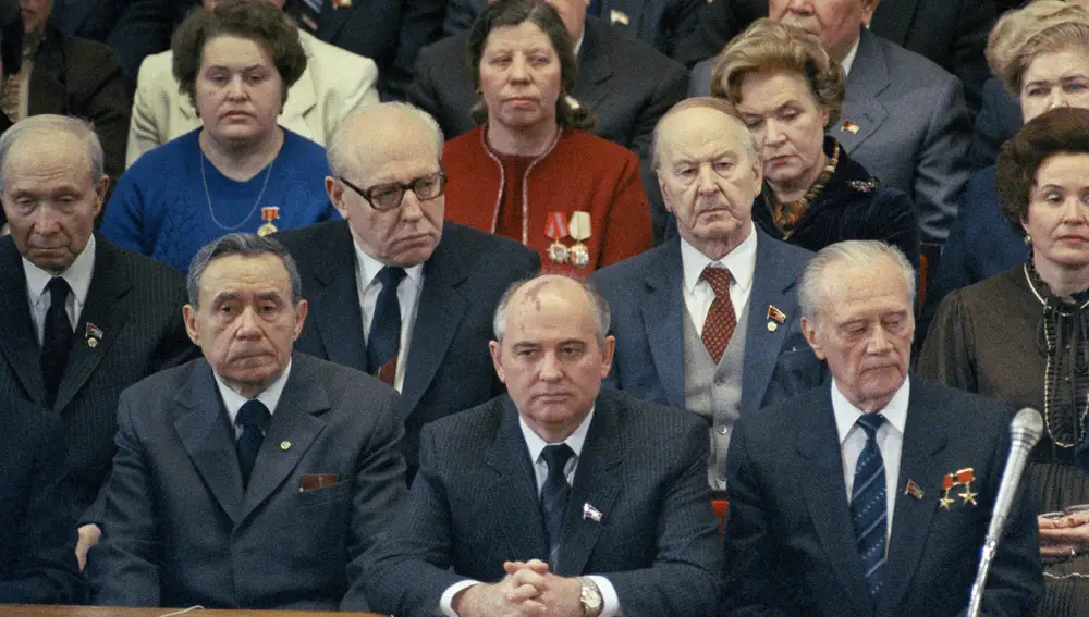 Mijail Gorbachov, en el centro, asiste a la Gala del Día Internacional de la Mujer en el Teatro Bolshoi de Moscú el 7 de marzo de 1985. De izquierda a derecha están: Los miembros del Politburó Geidar Aliey, Mikhail Solomentsev, Viktor Grishin, Andrei Gromyko, Mikhail Gorbachev y Nikolai Tikhonov