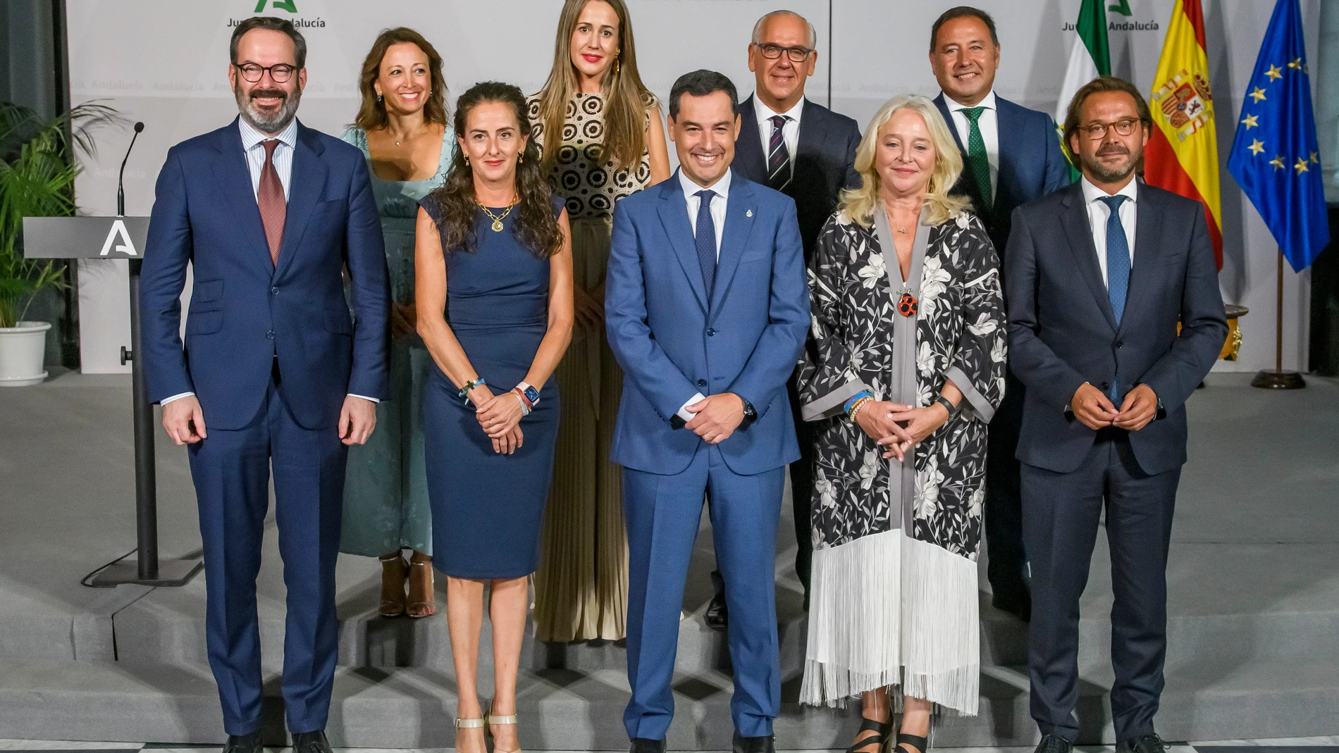 SEVILLA, 30/08/2022.- El presidente de la Junta de Andalucía, Juanma Moreno, posa en la foto de familia en el acto de toma de posesión de los delegados provinciales del Gobierno andaluz. EFE/ Raúl Caro