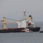 El buque granelero 0S 35, que ha colisionado con el buque gasero Adam LNG en la Bahía de Algeciras, fue guiado por las autoridades marítimas de Gibraltar hasta la cara este del Peñón. EFE/A.Carrasco Ragel.