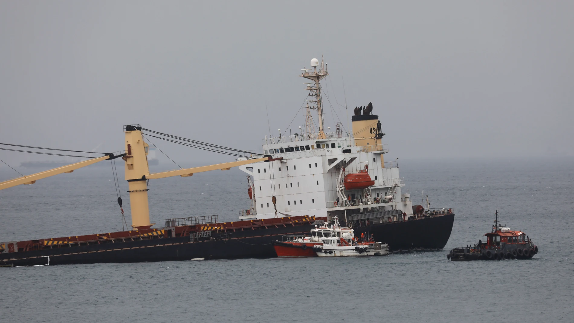 El buque granelero 0S 35, que ha colisionado con el buque gasero Adam LNG en la Bahía de Algeciras, fue guiado por las autoridades marítimas de Gibraltar hasta la cara este del Peñón. EFE/A.Carrasco Ragel.