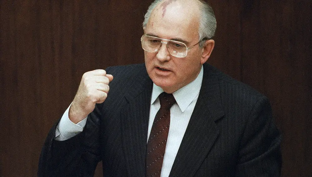 El presidente soviético Mijail Gorbachov dice en Moscú que un comandante militar local ordenó el uso de la fuerza en la república escindida de Lituania, donde un asalto de las tropas soviéticas el 13 de enero de 1991 se cobró 14 vidas
