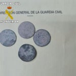 Monedas de la época de los Reyes Católicos expoliadas en un enclave patrimonial de Baza. GUARDIA CIVIL