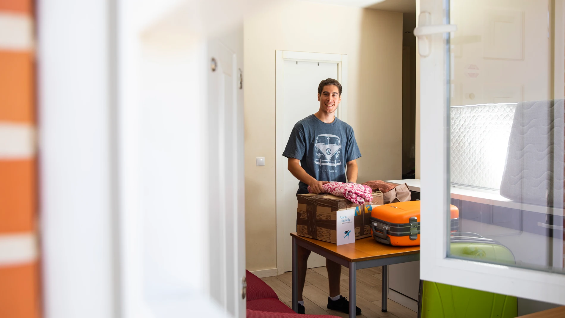 Entrevista a Javier Cascos fundador de Amaqtedu, que acoge en un piso comprado a personas sin hogar.