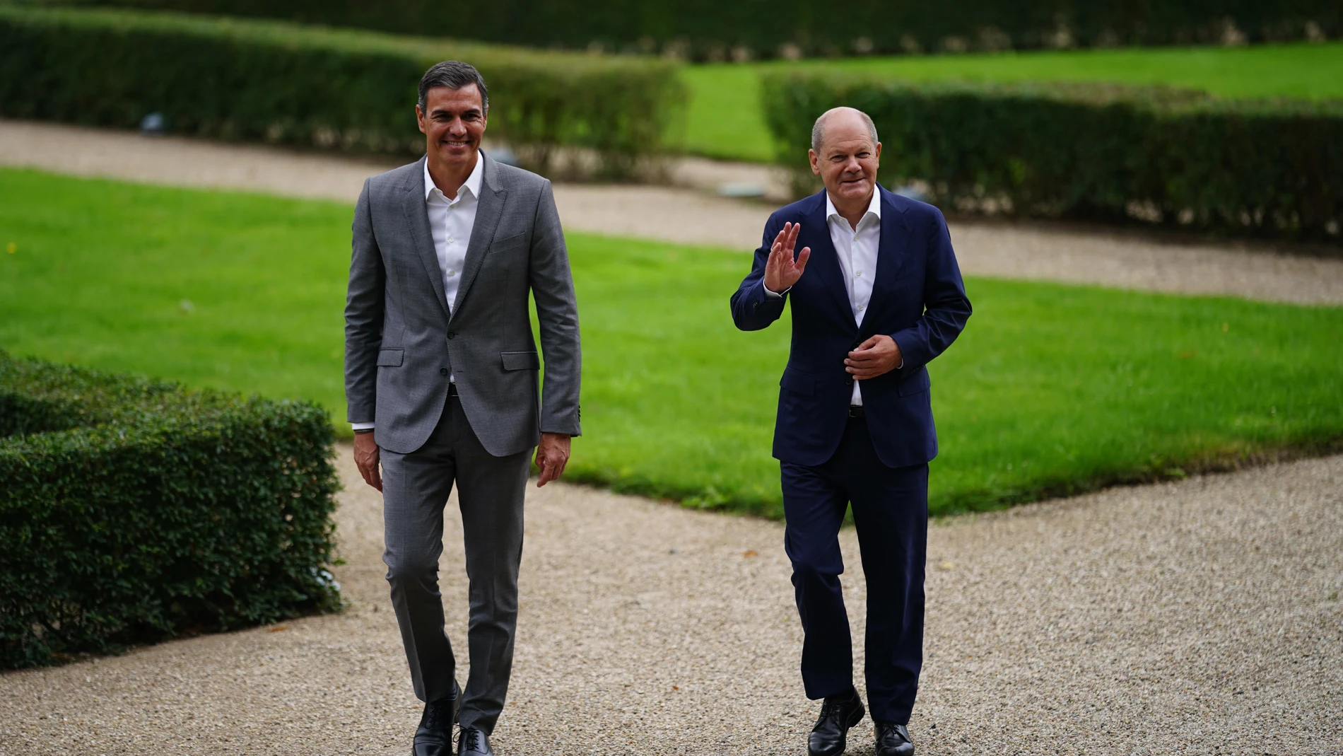 Meseberg (Germany), 30/08/2022.- German Chancellor Olaf Scholz (R) waves to journalists next to Spanish Prime Minister Pedro Sanchez during a walk in the garden on the occasion of a closed meeting of the federal cabinet in Meseberg, Germany, 30 August 2022. The German government meets for a two day retreat at the guest house of the German government in Meseberg near Berlin. (Alemania) EFE/EPA/CLEMENS BILAN