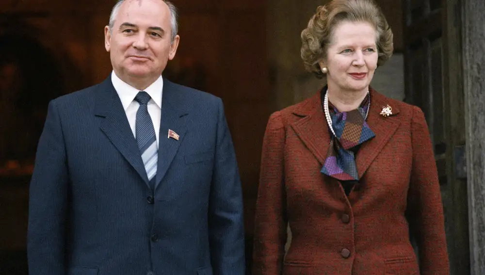 El líder soviético Mijail Gorbachov, a la izquierda, y la primera ministra británica Margaret Thatcher posan para una foto en Londres, el sábado 15 de diciembre de 1984