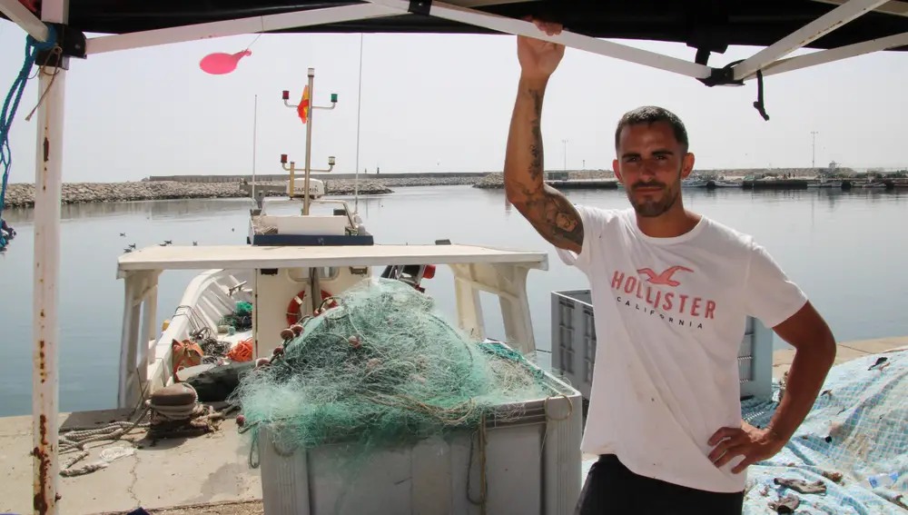 Jonathan, patrón de 'Mi Daniela', posa en el puerto pesquero de La Atunara