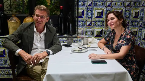 Alberto Nuñez Feijoo e Isabel Díaz Ayuso cenando en el Restaurante Maravillas.