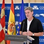 El procurador del PSOE por Segovia, José Luis Vázquez, atiende a la prensa en las Cortes