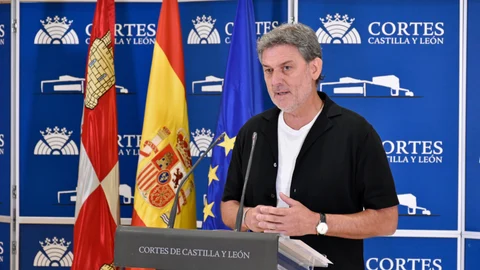 El procurador del PSOE por Segovia, José Luis Vázquez, atiende a la prensa en las Cortes