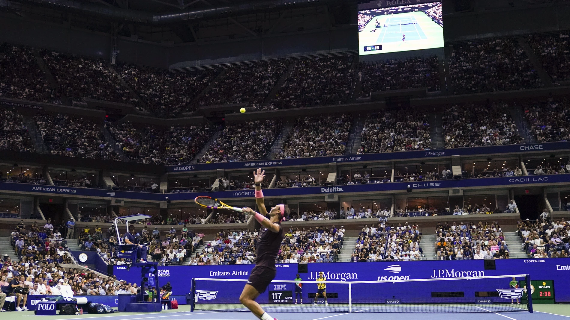 Rafa Nadal saca durante su debut en el US Open contra Hijikata