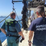 La Guardia Civil y Servicio de Inspección Pesquera en la intervención. GUARDIA CIVIL