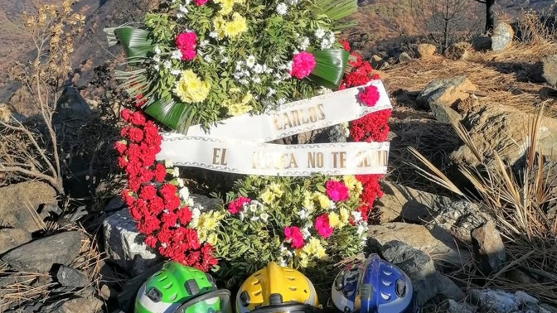 Los compañeros homenajearon a Carlos sobre el terreno una vez extinguido el incendio