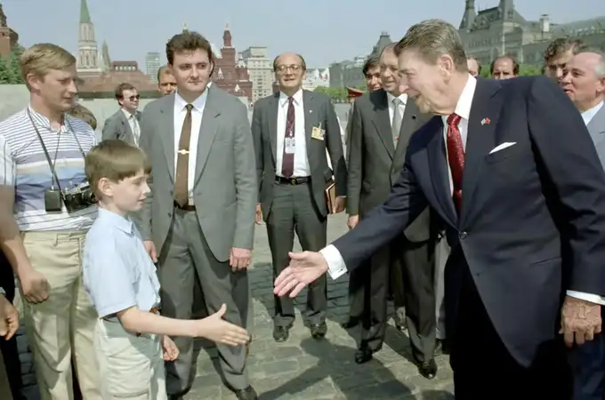 ¿Putin espió a Reagan vestido de turista durante la visita del expresidente de EE UU a Gorbachov?