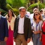 El presidente del PP andaluz, Juanma Moreno, con el presidente del PP nacional, Alberto Núñez Feijóo, en el acto organizado en Alhaurín el Grande, en Málaga. PP ANDALUCIA