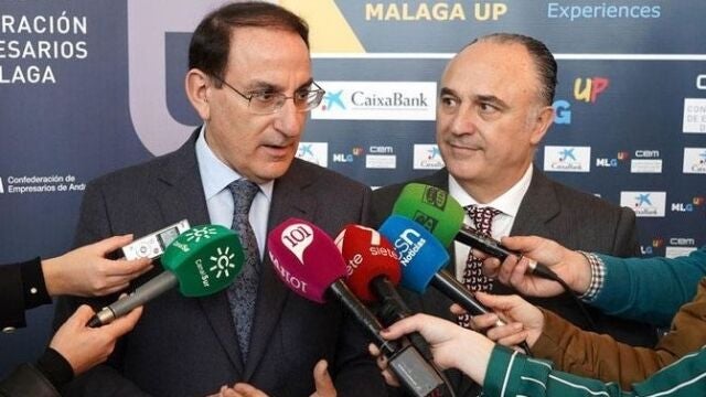 El presidente de la Confederación de Empresarios de Andalucía, Javier Gonzáles de Lara, y el director territorial de CaixaBank en Andalucía, Juan Ignacio Zafra