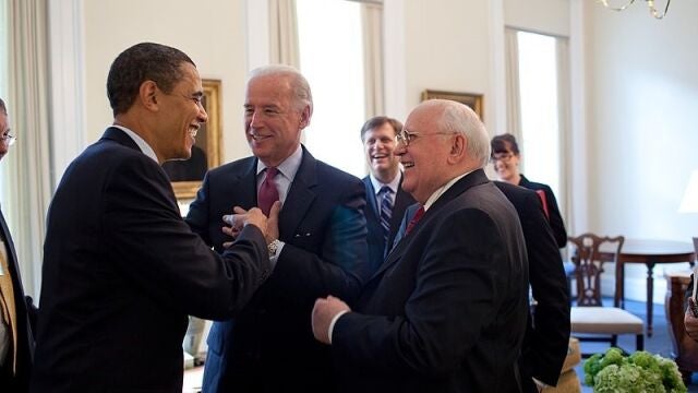 El expresidente de Estados Unidos, Barack Obama, el actual presidente estadounidense, Joe Biden, y el exdirigente de la URSS, Mijail Gorbachov, reunidos en la Casa Blanca en 2009.