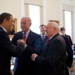 El expresidente de Estados Unidos, Barack Obama, el actual presidente estadounidense, Joe Biden, y el exdirigente de la URSS, Mijail Gorbachov, reunidos en la Casa Blanca en 2009.