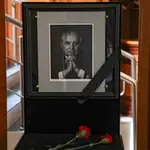 Flores depositadas frente a un retrato del difunto ex presidente soviético Mijail Gorbachov en su oficina en la sede de la Fundación Gorbachov en Moscú, Rusia, este miércoles