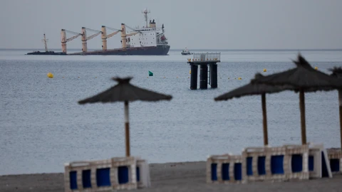 El 'OS 35', el buque que colisionó en la noche de este lunes con un barco gasero en la Bahía de Algeciras, y que ha sido inmovilizado por las autoridades de Gibraltar frente a la cara este del Peñón. EFE/A.Carrasco Ragel.