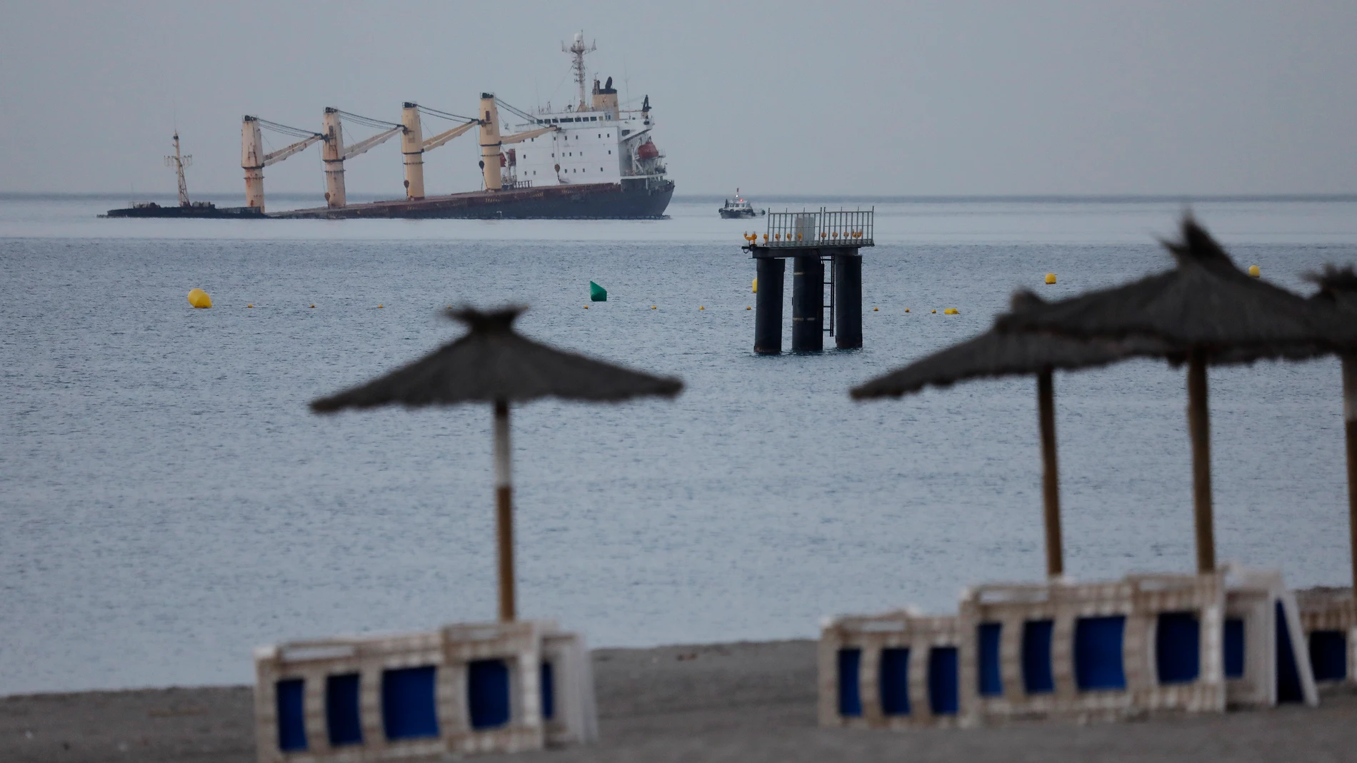 El 'OS 35', el buque que colisionó en la noche de este lunes con un barco gasero en la Bahía de Algeciras, y que ha sido inmovilizado por las autoridades de Gibraltar frente a la cara este del Peñón. EFE/A.Carrasco Ragel.
