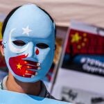 Un hombre con la bandera uigur en una protesta en Alemania contra los crímenes en la región de Xinjiang