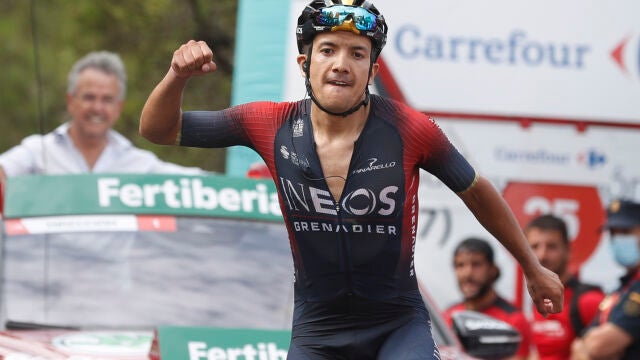 Carapaz celebra su victoria en Peñas Blancas