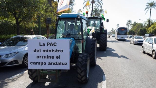 Las organizaciones agrarias convocaron una tractorada en octubre de 2021 para exigir a Luis Planas que rectificase su propuesta del Plan Estratégico de la PAC