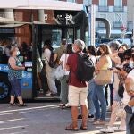 Pasajeros esperan para subir al autobús urbano en Castilla y León