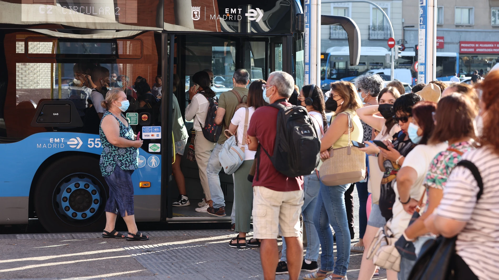 Pasajeros esperan para subir al autobús urbano en Castilla y León