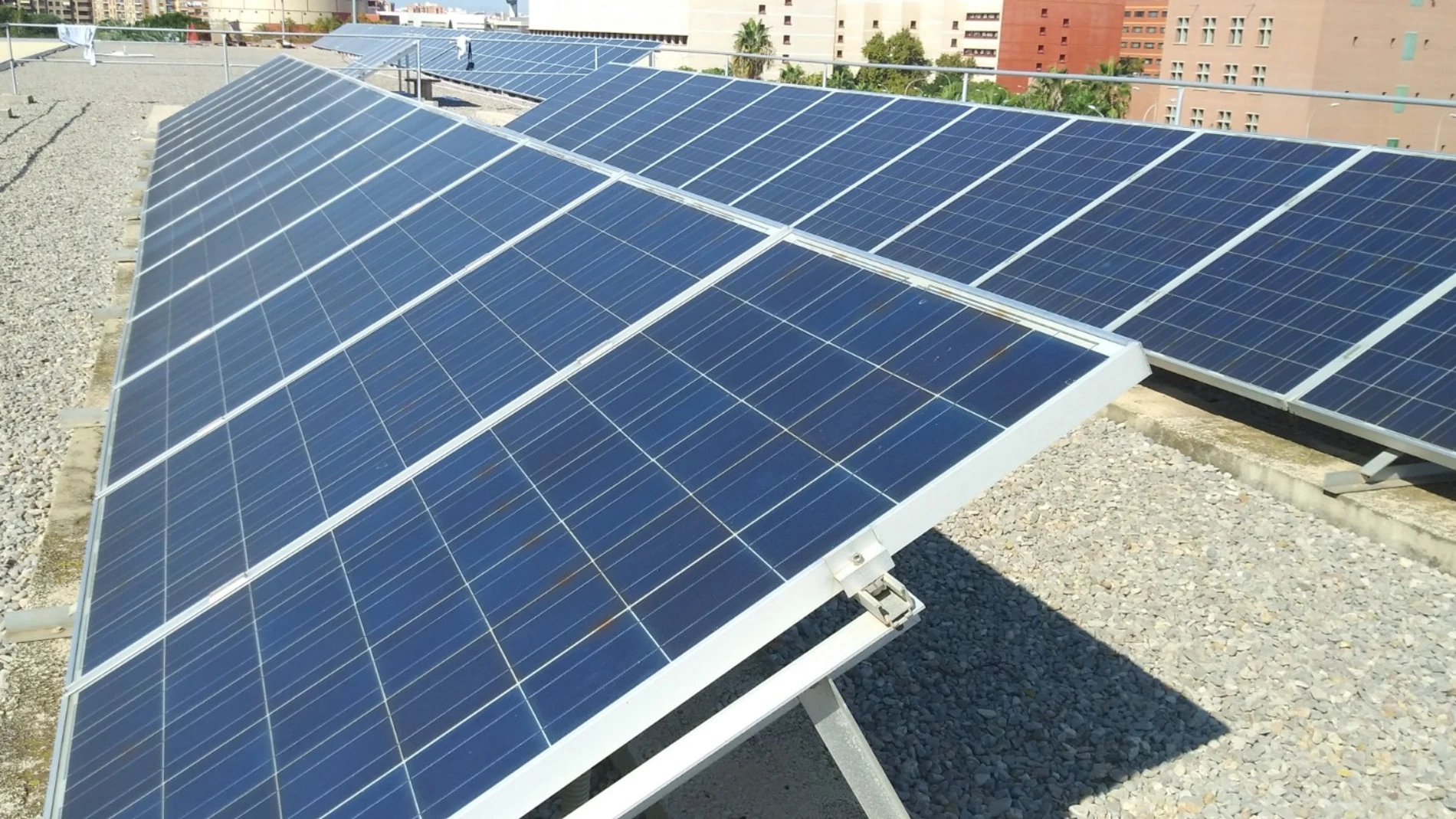 Planta fotovoltaica instalada en la cubierta de un edificio