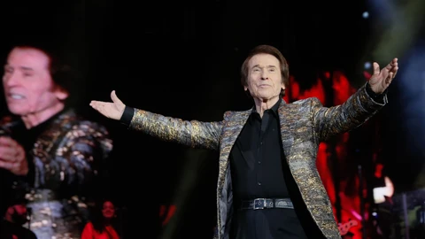El cantante Raphael durante el concierto que ofrece hoy jueves en la localidad zaragozana de Ejea de los Caballeros. EFE/Javier Cebollada