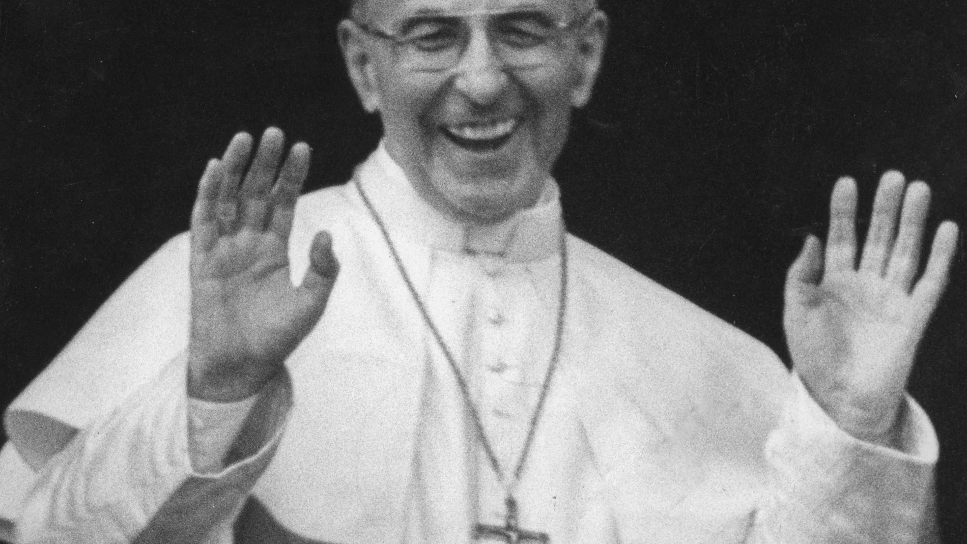 El Papa Juan Pablo I al día siguiente de ser elegido saludando desde el balcón central de la basílica de San Pedro (AP Photo) 27 de agosto de 1978.