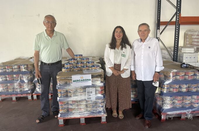 Responsables del Banco de Alimentos de Córdoba y de Mercadona en la entrega de los 3.000 kilos de atún.MERCADONA