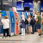 Imagen de la estación de Nuevos Ministerios en las taquillas y tornos del Cercanias.