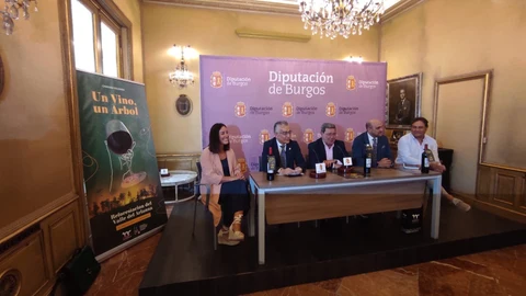 En el centro de la imagen, el delegado territorial de la Junta, Roberto Saiz, el presidente de la Diputación de Burgos, César Rico, y el presidente de la Federación Provincial de Hosteleros, Fernando de la Varga, junto a organizadores de la campaña