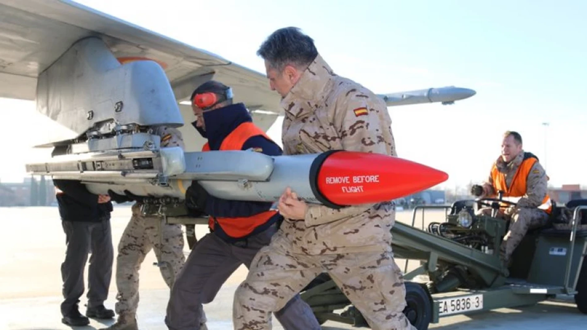 Armeros del Ejército del Aire montan un AIM-120 Amraam en un caza F-18
