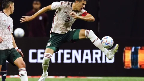 César Montes con México.
