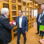 El director general del Instituto para la Competitividad Empresarial de Castilla y León (ICE), Augusto Cobos, mantiene una reunión con el presidente de la Cámara de Comercio de Burgos