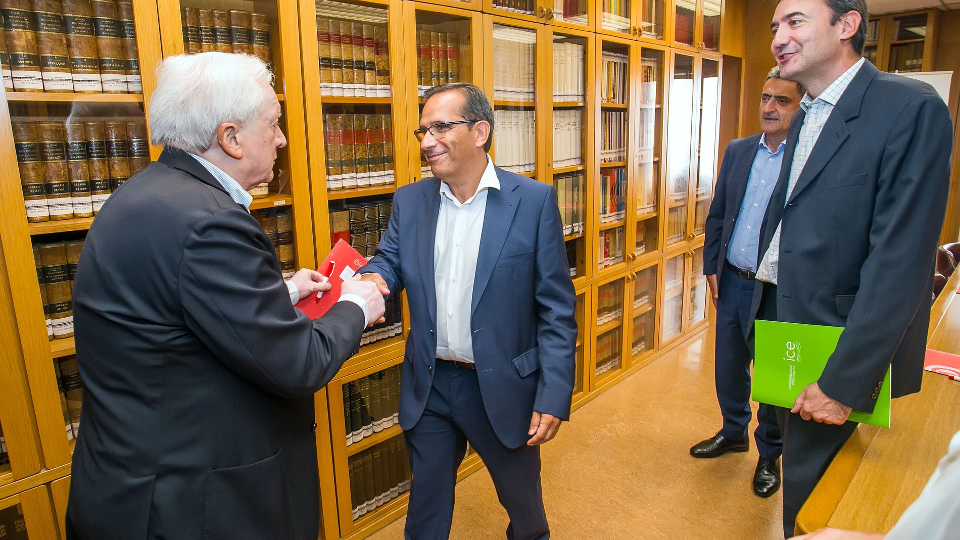 El director general del Instituto para la Competitividad Empresarial de Castilla y León (ICE), Augusto Cobos, mantiene una reunión con el presidente de la Cámara de Comercio de Burgos