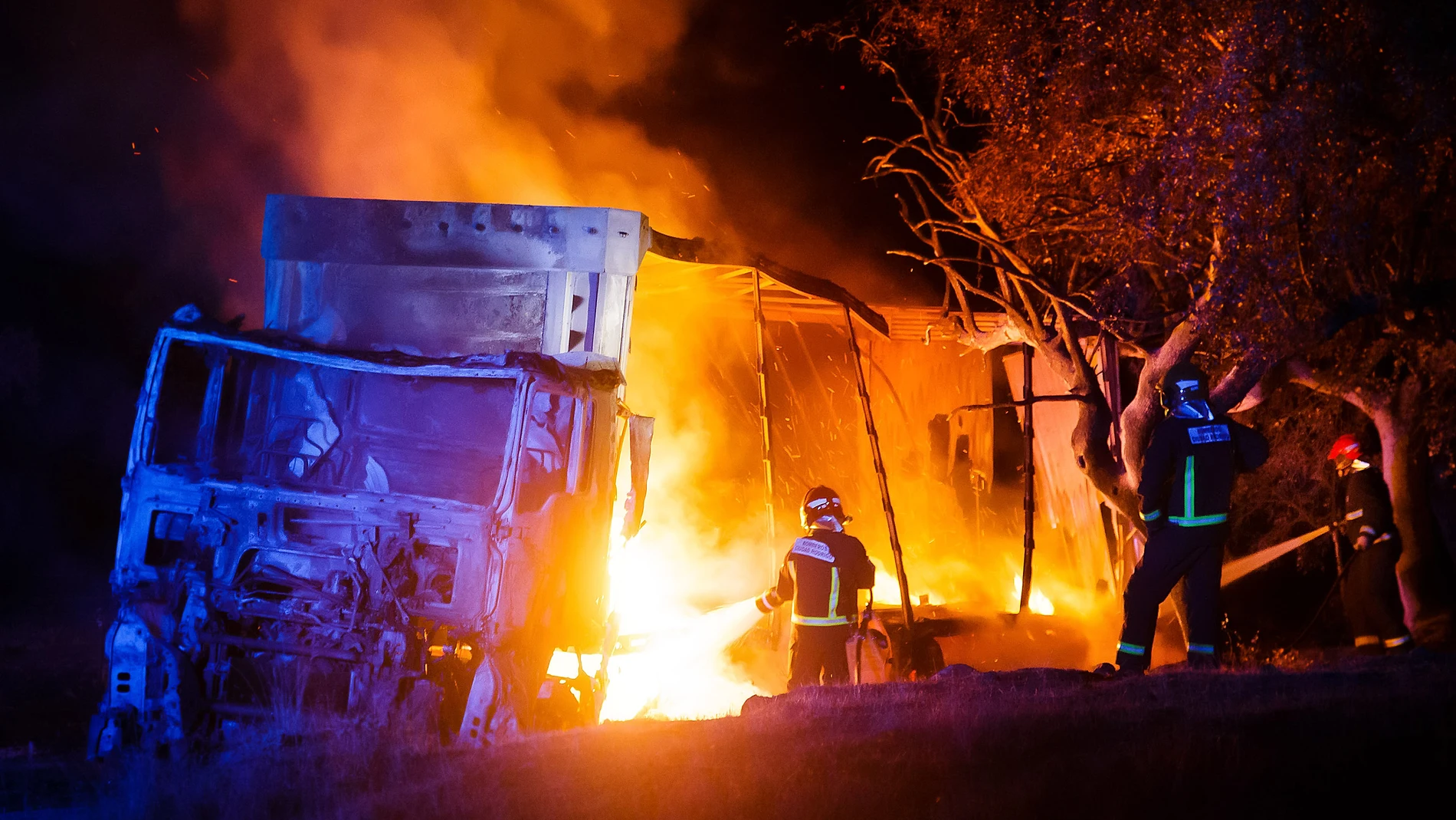 Arde un camión cargado de tapones de corcho junto a la SA-220 a la altura de Pedro Toro, en la comarca de Ciudad Rodrigo