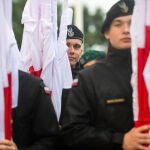 Soldados polacos marchan con banderas nacionales durante la celebración del 83º aniversario del estallido de la Segunda Guerra Mundial en Westerplatte