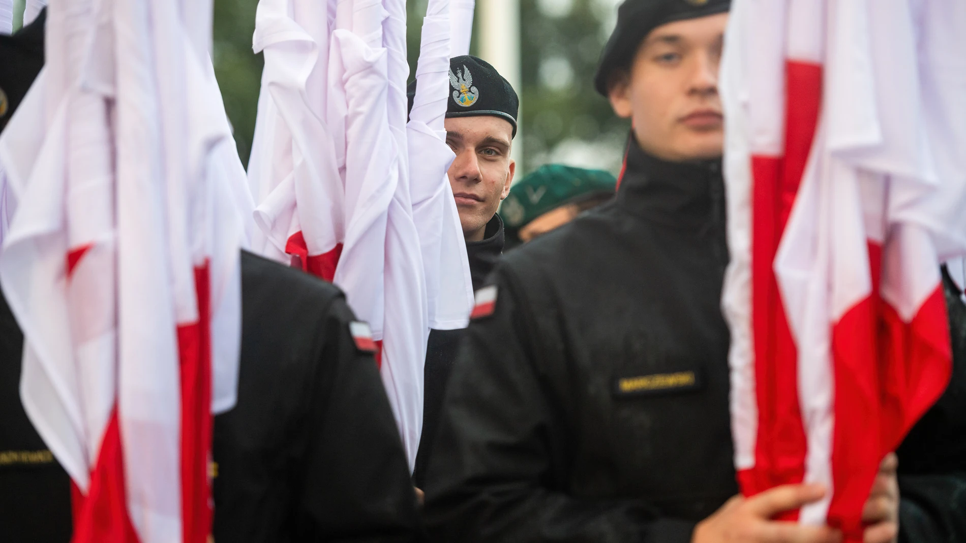 Soldados polacos marchan con banderas nacionales durante la celebración del 83º aniversario del estallido de la Segunda Guerra Mundial en Westerplatte