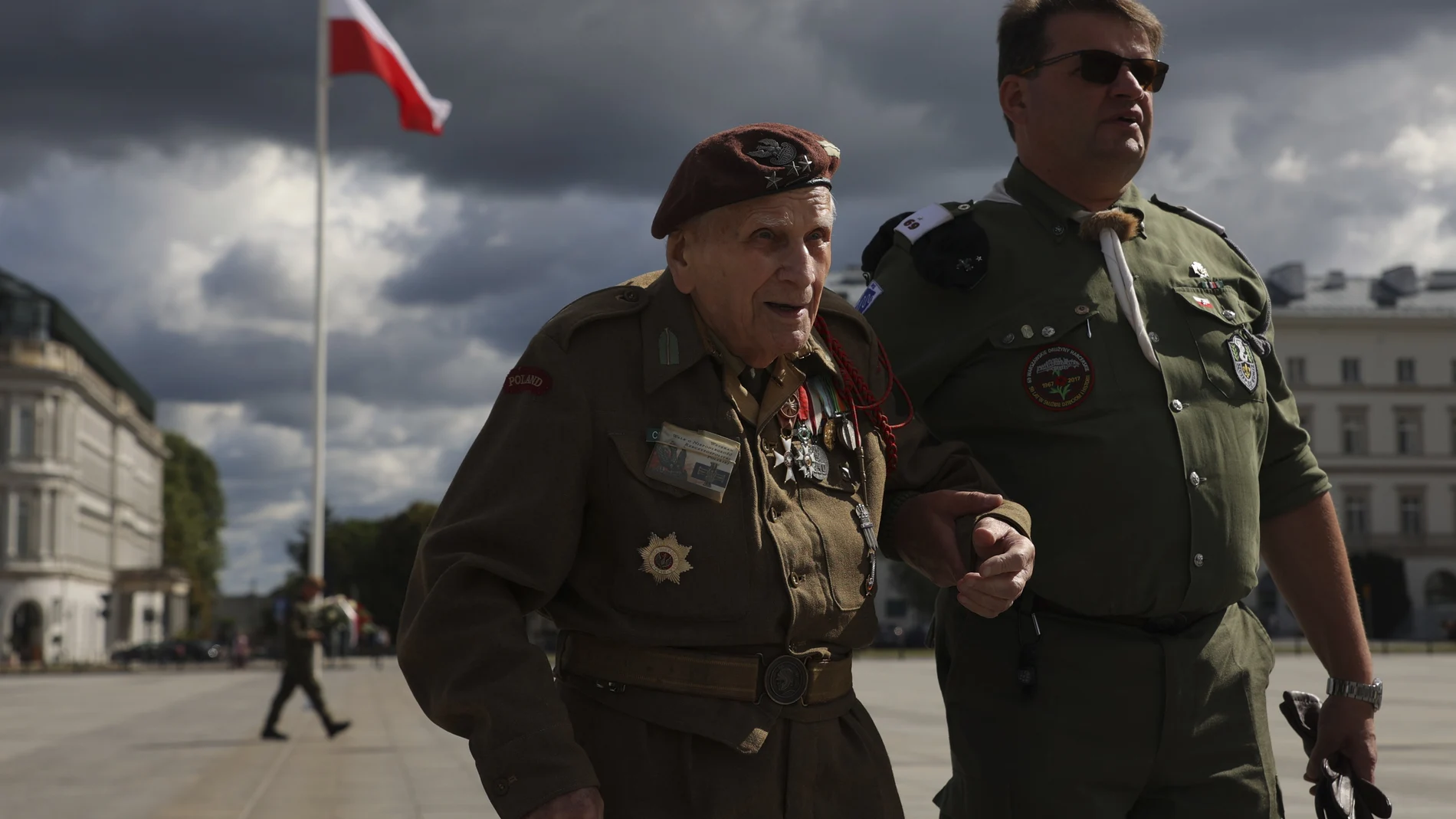 Un veterano del Ejército polaco asiste a una ceremonia de colocación de coronas con motivo de las celebraciones nacionales del aniversario de la Segunda Guerra Mundial en Varsovia