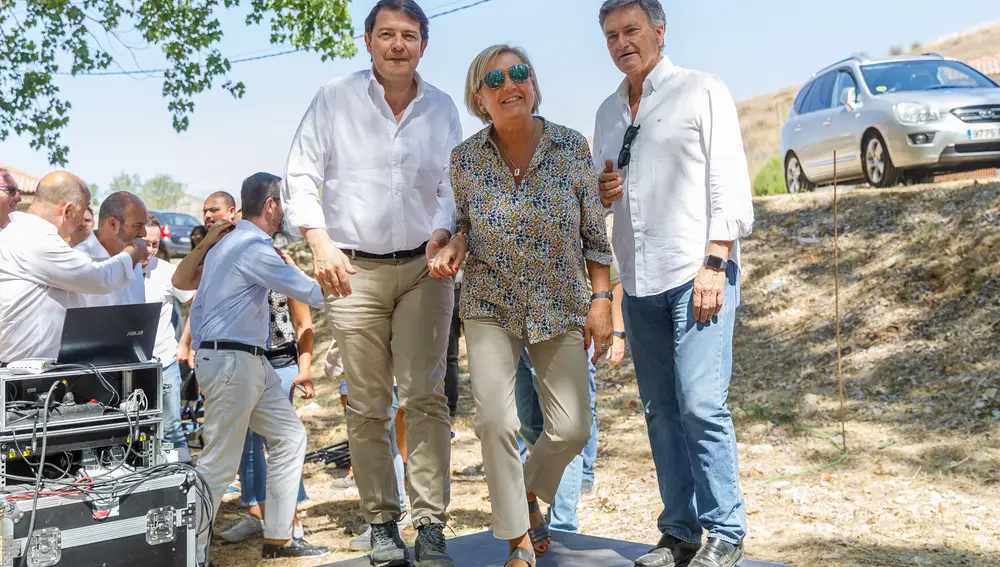 El presidente del PPCyL, Alfonso Fernández Mañueco, asiste a la paella con la que el PP de Segovia inicia el curso político, acompañado de Francisco Vázquez y Paloma Sanz