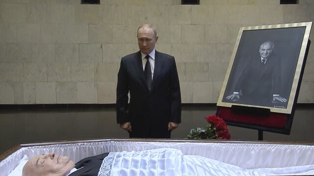 Fotograma de la televisión rusa que muestra al presidente Vladimir Putin cerca del ferétro de Mijail Gorbachov, hoy