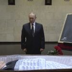 Fotograma de la televisión rusa que muestra al presidente Vladimir Putin cerca del ferétro de Mijail Gorbachov, hoy